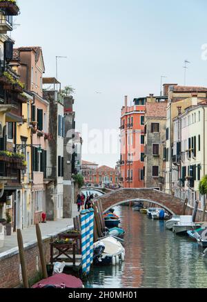 Venedig, Italien - 18. Mai 2018: Enger Kanal in der Altstadt Stockfoto