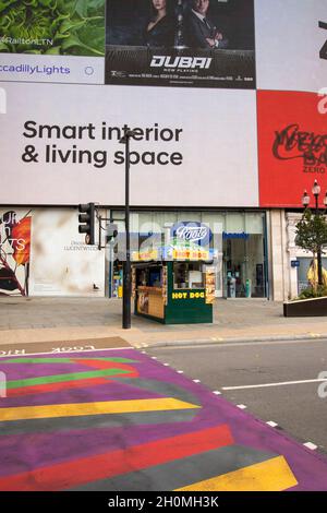 Gelbe Straßenmarkierungen führen zur Architektur des Piccadilly Circus in London, England, Großbritannien, Europa Stockfoto