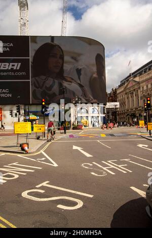 Gelbe Straßenmarkierungen führen zur Architektur des Piccadilly Circus in London, England, Großbritannien, Europa Stockfoto