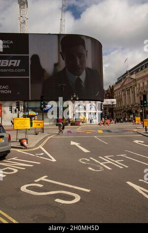 Gelbe Straßenmarkierungen führen zur Architektur des Piccadilly Circus in London, England, Großbritannien, Europa Stockfoto