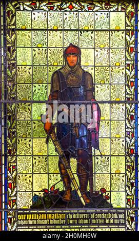 Buntglasfenster mit Darstellung von Sir William Wallace, The McManus Art Gallery & Museum, Albert Square, Dundee, Schottland, Großbritannien Stockfoto