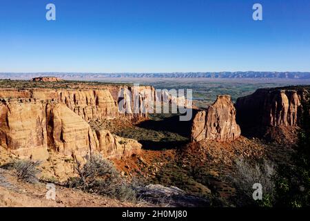 Die roten Felsformationen des Colorado National Monument unter blauem Himmel Stockfoto