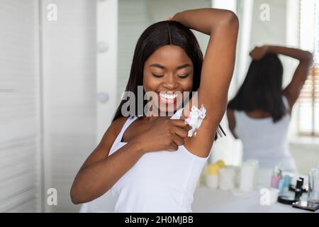 Porträt Einer Glücklichen Jungen Schwarzen Frau Achselhöhlen Mit Rasiermesser Im Badezimmer Stockfoto