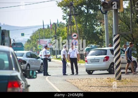 Anapa, Russland-08.21.2019: Verkehrspolizei stoppt Verkehrspolizisten an einer Kreuzung Stockfoto