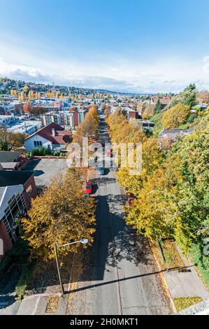 Ein Blick auf Fremont und N. 35th Street in Richtung Westen von der Aurora Bridge in Fremont, Washington. Stockfoto