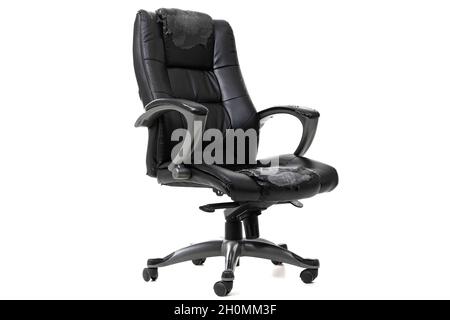 Schäbiger Bürostuhl auf weißem, isoliertem Hintergrund Stockfoto