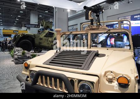 Washington, USA. Oktober 2021. Die Association of United State Army (AUSA) veranstaltet heute am 13. Oktober 2021 im Walter E. Convention Center in Washington DC, USA, eine Ausstellung über Waffen im Rahmen einer AUSA Jahrestagung 2021. (Foto von Lenin Nolly/Sipa USA) Quelle: SIPA USA/Alamy Live News Stockfoto