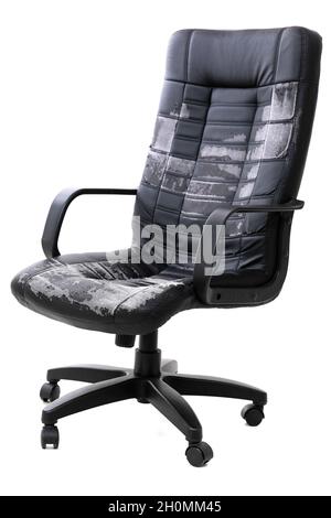 Schäbiger Bürostuhl aus Leder auf isoliertem Hintergrund Stockfoto