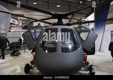 Washington, USA. Oktober 2021. Die Association of United State Army (AUSA) veranstaltet heute am 13. Oktober 2021 im Walter E. Convention Center in Washington DC, USA, eine Ausstellung über Waffen im Rahmen einer AUSA Jahrestagung 2021. (Foto von Lenin Nolly/Sipa USA) Quelle: SIPA USA/Alamy Live News Stockfoto