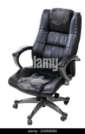 Schwarzer Bürostuhl mit schäbiger Sitzfläche auf weißem Hintergrund Stockfoto
