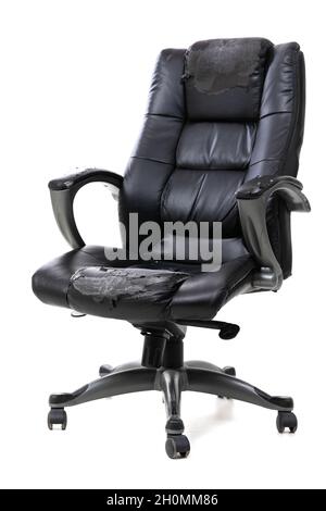 Bürostuhl auf einem Mülleimer auf weißem Hintergrund Stockfoto