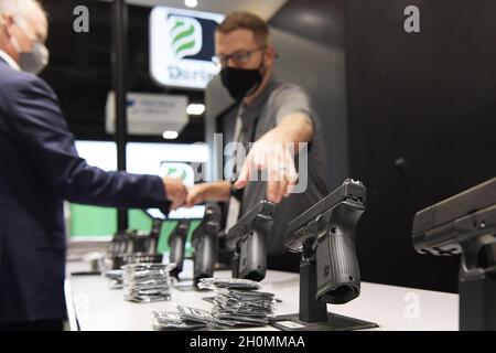 Washington, USA. Oktober 2021. Die Association of United State Army (AUSA) veranstaltet heute am 13. Oktober 2021 im Walter E. Convention Center in Washington DC, USA, eine Ausstellung über Waffen im Rahmen einer AUSA Jahrestagung 2021. (Foto von Lenin Nolly/Sipa USA) Quelle: SIPA USA/Alamy Live News Stockfoto