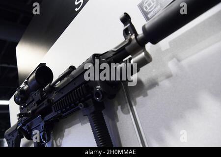 Washington, USA. Oktober 2021. Die Association of United State Army (AUSA) veranstaltet heute am 13. Oktober 2021 im Walter E. Convention Center in Washington DC, USA, eine Ausstellung über Waffen im Rahmen einer AUSA Jahrestagung 2021. (Foto von Lenin Nolly/Sipa USA) Quelle: SIPA USA/Alamy Live News Stockfoto