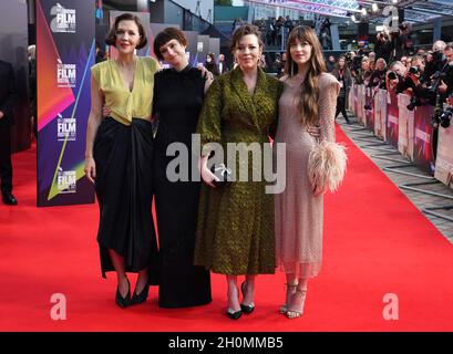 Maggie Gyllenhaal, Jessie Buckley, Olivia Colman und Dakota Johnson kommen zur britischen Premiere von „The Lost Daughter“ in die Royal Festival Hall in London während des BFI London Film Festival. Ausgabedatum: Mittwoch, 13. Oktober 2021. Stockfoto