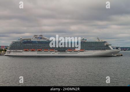 TALLINN, ESTLAND - 24. AUGUST 2016: MS Regal Princess Royal-Klasse-Kreuzschiff von Princess Cruises in einem Hafen in Tallinn betrieben. Stockfoto