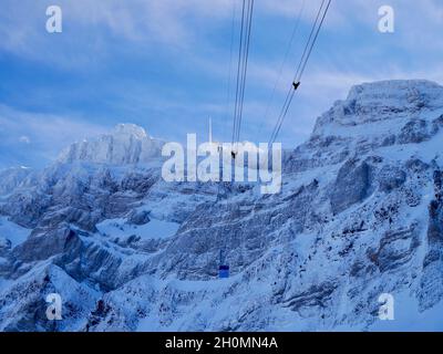 Blick von der Seilbahn auf den tief verschneiten Saentis. Alpstein, Appenzell, Schweiz. Stockfoto