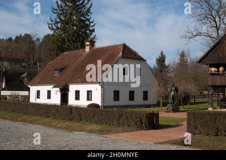 Geborenes Haus des jugoslawischen Führers Marschall Josip Broz Tito im alten Dorfmuseum - Staro selo Kumrovec, Kroatien Stockfoto