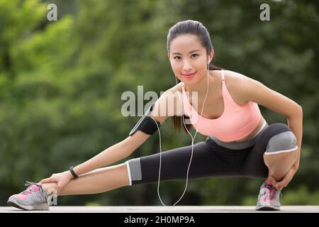 Energische junge Frau macht Übung Stockfoto