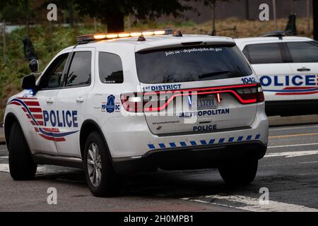Washington, USA. Oktober 2021. Eine allgemeine Ansicht über ein Fahrzeug der Washington Metropolitan Police, das den Verkehr in der Innenstadt von Washington, DC, am Mittwoch, den 13. Oktober 2021, blockiert, Inmitten der Coronavirus-Pandemie. Letzte Nacht stimmte das Repräsentantenhaus für eine kurzfristige Schuldenobergrenze nach dem Senat in der vergangenen Woche, da die Verhandlungen über den Großteil der Agenda von Präsident Biden zwischen progressiven und moderaten Demokraten laufen. (Graeme Sloan/Sipa USA) Quelle: SIPA USA/Alamy Live News Stockfoto