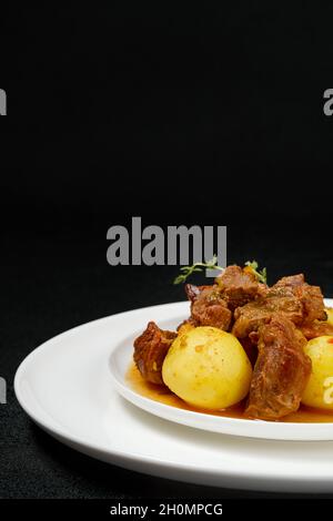 Nahaufnahme von Lammeintopf mit Kartoffeln auf einem Teller Stockfoto