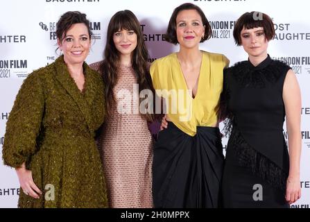 Olivia Colman, Dakota Johnson, Maggie Gyllenhaal und Jessie Buckley kommen zur britischen Premiere von „The Lost Daughter“ in der Royal Festival Hall in London während des BFI London Film Festival. Ausgabedatum: Mittwoch, 13. Oktober 2021. Stockfoto