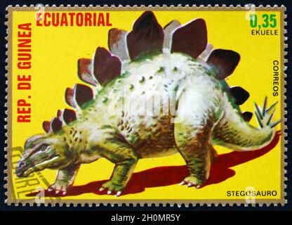 ÄQUATORIALGUINEA - UM 1978: Eine in Äquatorialguinea gedruckte Marke zeigt Stegosaurus, Prähistorisches Tier, um 1978 Stockfoto