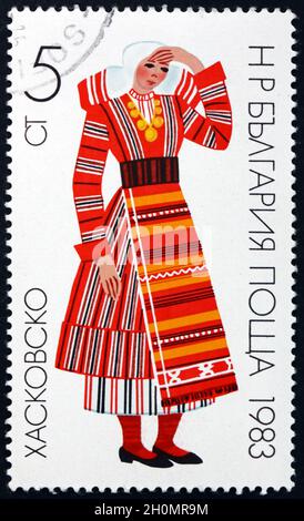 BULGARIEN - UM 1983: Eine in Bulgarien gedruckte Briefmarke zeigt eine Frau aus Khaskovo, Nationalkostüm, um 1983 Stockfoto