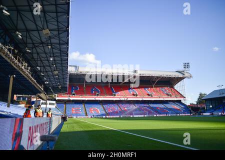 Sonniger Abend beim Premier League-Spiel zwischen Crystal Palace und Brighton & Hove Albion im Selhurst Park, London, Großbritannien - 27. September 2021 - nur für redaktionelle Verwendung. Keine Verkaufsförderung. Für Football-Bilder gelten Einschränkungen für FA und Premier League. Keine Nutzung des Internets/Handys ohne FAPL-Lizenz - für Details wenden Sie sich an Football Dataco Stockfoto