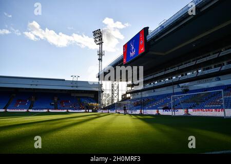 Sonniger Abend beim Premier League-Spiel zwischen Crystal Palace und Brighton & Hove Albion im Selhurst Park, London, Großbritannien - 27. September 2021 - nur für redaktionelle Verwendung. Keine Verkaufsförderung. Für Football-Bilder gelten Einschränkungen für FA und Premier League. Keine Nutzung des Internets/Handys ohne FAPL-Lizenz - für Details wenden Sie sich an Football Dataco Stockfoto