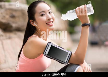 Junge Schönheit Trinkwasser und eine Pause nach dem Arbeiten Stockfoto