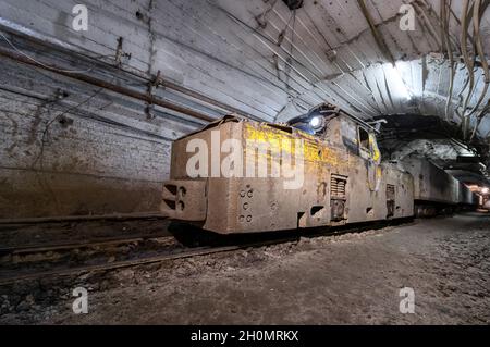 Spezielle unterirdische elektrische Lokomotive, elektrischer Transport für den Transport von Erz im Bergwerk Stockfoto