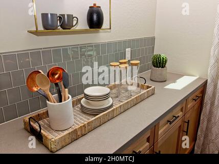 Wicker Korb Mit Geschirr, Besteck Und Glasdekanter Stockfoto