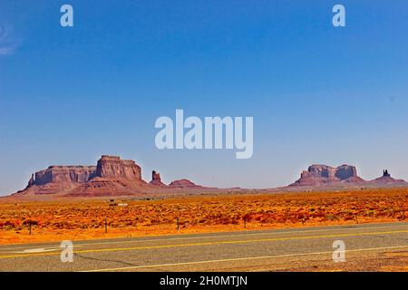High Desert Valley, Das Zum Monument Valley, Utah, Führt Stockfoto