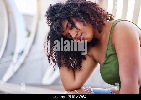Porträt einer jungen Frau mit einem durchdringenden Blick und einer Hand im Haar Stockfoto