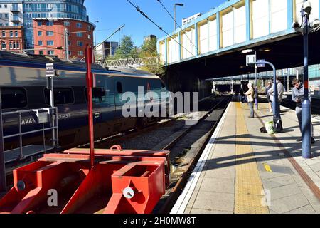 Bahnsteig mit rotem Endpuffer auf einer Strecke und Zug auf einer anderen Strecke, Bahnhof Birmingham New Street, Großbritannien Stockfoto