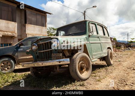 Pilcopata, Peru - 12. April 2014: Ein altes grünes Geländefahrzeug, das in einer der Straßen der kleinen Stadt Pilcopata geparkt ist Stockfoto