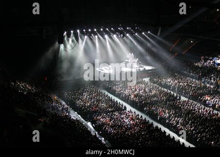 MANNHEIM, DEUTSCHLAND - 21. Feb 2010: Der dunkle Konzertsaal mit Lichtstrahlen Stockfoto