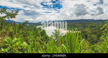 Allgemeiner Blick auf die beeindruckende Flusslandschaft mit Bäumen und Amazonas-Regenwald, im Madre de Dios River, Manu National Park, Peru Stockfoto