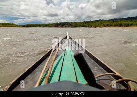 Überqueren Sie mit dem Boot die beeindruckende Flusslandschaft mit Bäumen und Amazonas-Regenwald am Fluss Madre de Dios, dem Nationalpark Manu Stockfoto