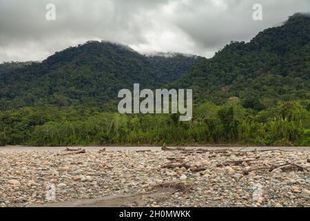 Beeindruckende Landschaft der Berge und der Amazonas-Regenwälder, am Ufer des Flusses Madre de Dios, im Nationalpark Manu Stockfoto