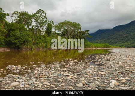 Beeindruckende Landschaft der Berge und der Amazonas-Regenwälder, am Ufer des Flusses Madre de Dios, im Nationalpark Manu Stockfoto