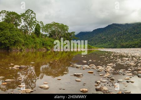 Beeindruckende Landschaft der Berge und der Amazonas-Regenwälder, am Ufer des Flusses Madre de Dios, im Nationalpark Manu Stockfoto