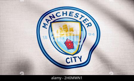 Die Flagge des Manchester City Football Club winkt auf transparentem Hintergrund. Nahaufnahme der winkenden Flagge mit dem Fußballverein-Logo des Manchester City Football Club, Stockfoto