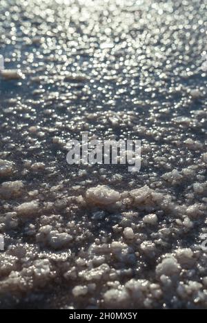 Nahaufnahme von Salzflächen im Wasser. Stockfoto