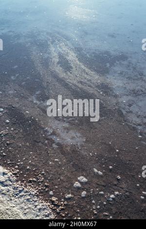 Nahaufnahme von Salzflächen im Wasser. Stockfoto