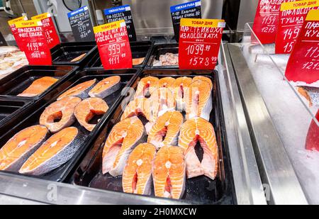 Samara, Russland - 10. Oktober 2021: Steaks von frischem Lachsfisch auf der Theke. Roher roter Fisch zum Verkauf. Fischgeschäft Stockfoto