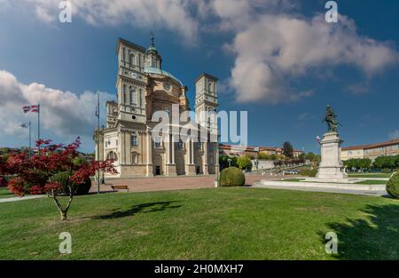 Vicoforte, Cuneo, Piemont, Italien - 13. Oktober 2021: Heiligtum der Geburt Mariens mit der größten elliptischen Kuppel der Welt Stockfoto