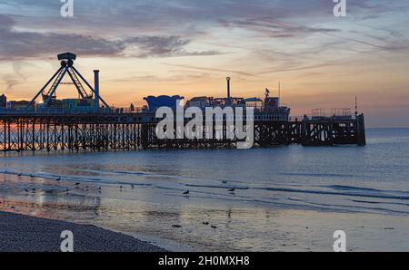 South Parade Pier am Southsea Beach bei Sonnenaufgang bei Ebbe und blauem Himmel Stockfoto