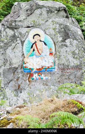 Ein farbenfrohes Felsgemälde von Milarepa (aus der buddhistischen Religion) auf einem Felsen auf der Heiligen Insel, vor der Insel Arran, Schottland. Stockfoto