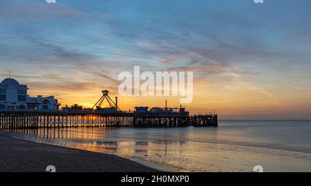 South Parade Pier am Southsea Beach bei Sonnenaufgang bei Ebbe und blauem Himmel Stockfoto